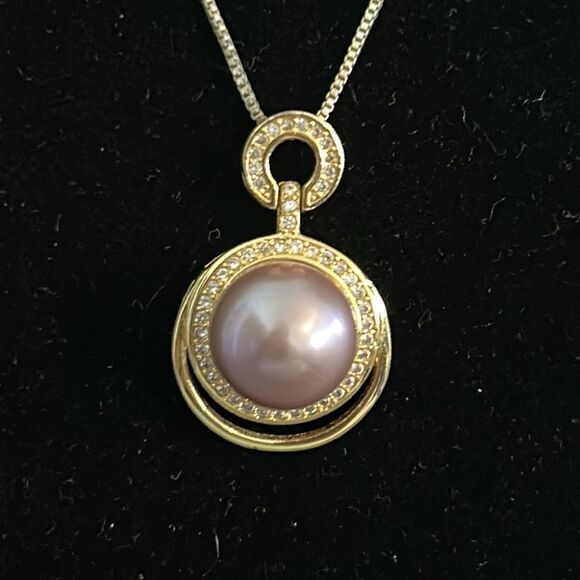 18K Gold Plated Necklace with faux pearl and rhinestone pendant - Picture 2 of 5